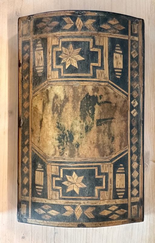 Boite de marqueterie de paille avant restauration, collection privée